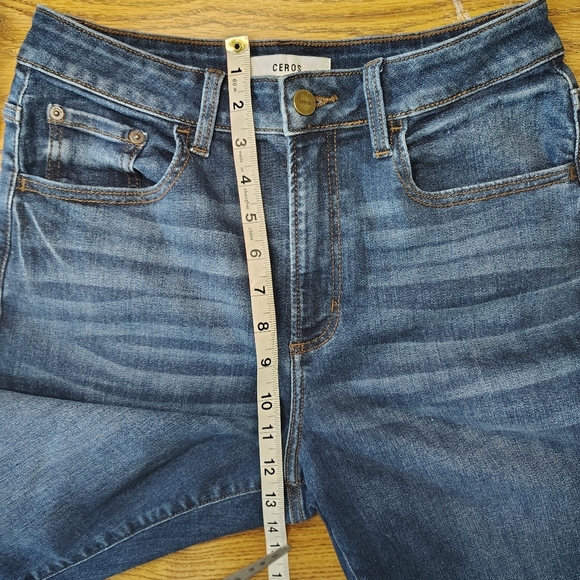 Ceros women's high-rise, relaxed fit, Tapered denim jeans, size 28. - Picture 10 of 16